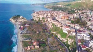 Tiren denizinin kayalıklarında Tropea'nın havadan görünümü, Calabria, İtalya