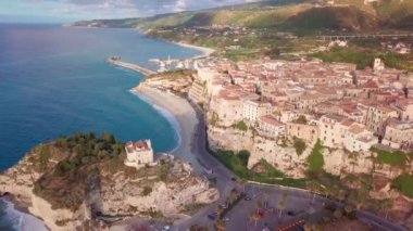Tiren denizinin kayalıklarında Tropea'nın havadan görünümü, Calabria, İtalya