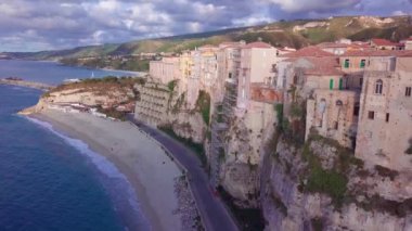 Tiren denizinin kayalıklarında Tropea'nın havadan görünümü, Calabria, İtalya