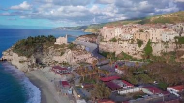 Tiren denizinin kayalıklarında Tropea'nın havadan görünümü, Calabria, İtalya