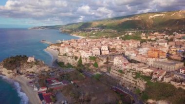 Tiren denizinin kayalıklarında Tropea'nın havadan görünümü, Calabria, İtalya