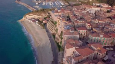 Tiren denizinin kayalıklarında Tropea'nın havadan görünümü, Calabria, İtalya