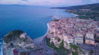 Tiren denizinin kayalıklarında Tropea'nın havadan görünümü, Calabria, İtalya
