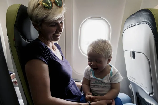 Mom spending time with her one year old baby boy during flight — Stock Photo, Image