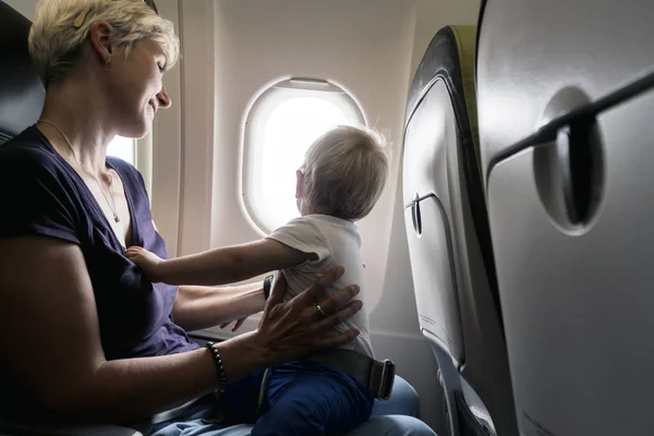 Mom spending time with her one year old baby boy during flight — Stock Photo, Image