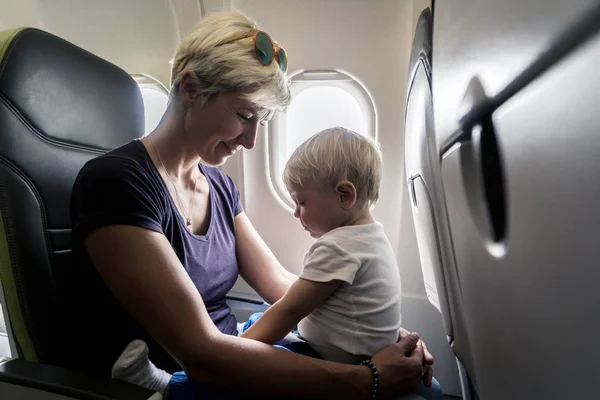 Mom spending time with her one year old baby boy during flight — Stock Photo, Image