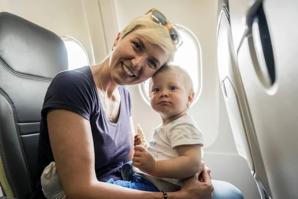 Mom spending time with her one year old baby boy during flight — Stock Photo, Image