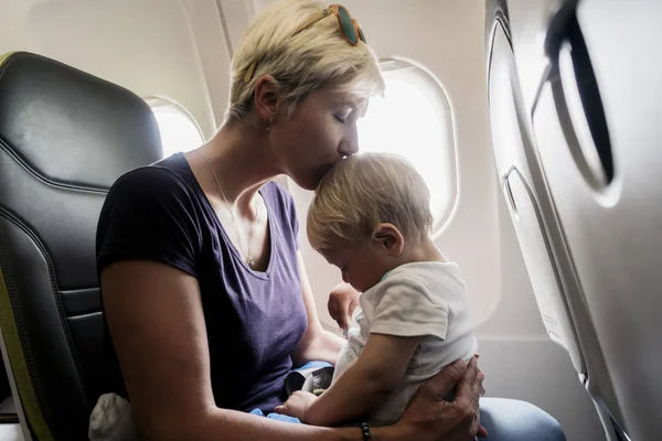 Mom spending time with her one year old baby boy during flight — Stock Photo, Image