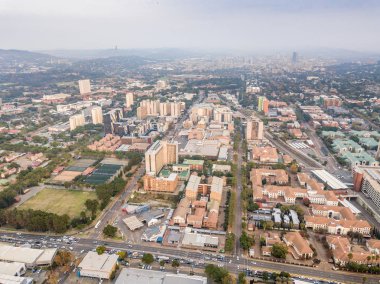 İkinci bir plan, Güney Afrika şehir merkezi ile Pretoria silueti
