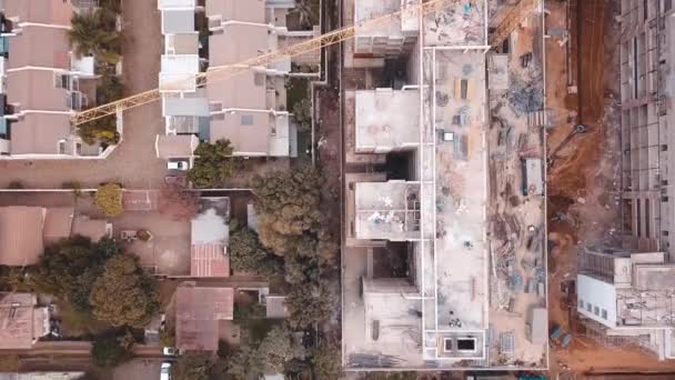 Sitio de construcción del edificio de apartamentos junto a casas adosadas, Sudáfrica — Vídeo de stock