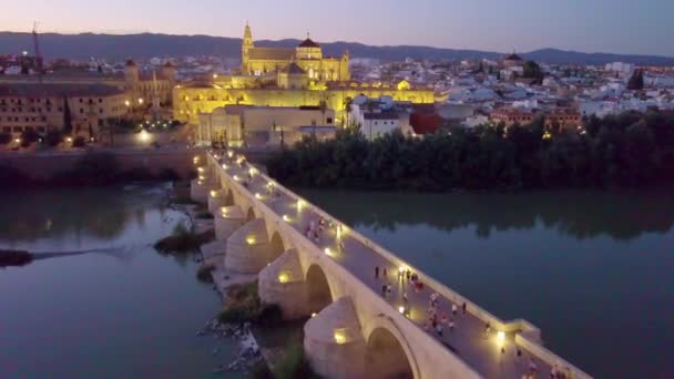 İspanya 'nın Cordoba kentindeki Roma Köprüsü ve Mezquita Katedrali' nin havadan görünüşü — Stok video