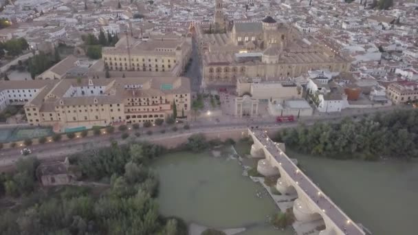 西班牙科尔多瓦罗马桥和Mezquita-Cathedral的空中景观 — 图库视频影像
