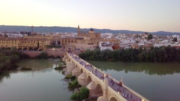 Luchtfoto van Romeinse brug en Mezquita-Kathedraal in Cordoba, Spanje — Stockvideo