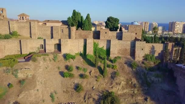 Paisaje urbano aéreo de Málaga con murallas de la fortaleza de Alcazaba y plaza de toros de Malagueta, España — Vídeos de Stock