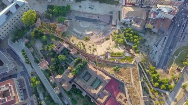 Hermoso paisaje urbano aéreo de Málaga con Fortaleza de la Alcazaba y Anfiteatro Romano, España — Vídeo de stock