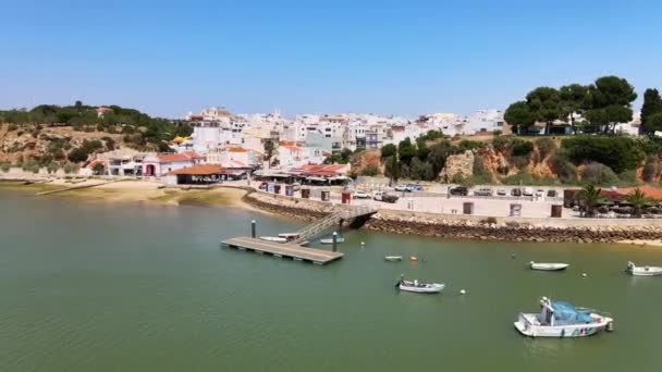 Krásný Alvor s mnoha čluny v zálivu, Algarve, Portugalsko — Stock video