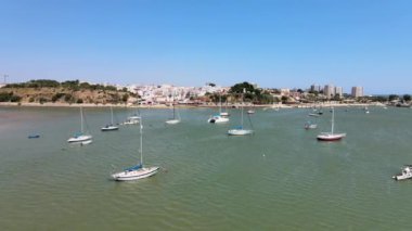 Güzel Alvor, körfezde bir sürü teknesi var, Algarve, Portekiz