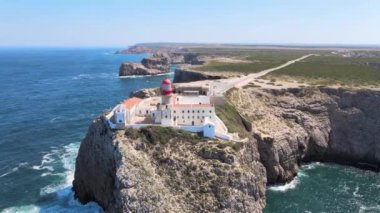 Portekiz, Sagres 'teki yüksek kayalıklarda bulunan güzel deniz feneri.