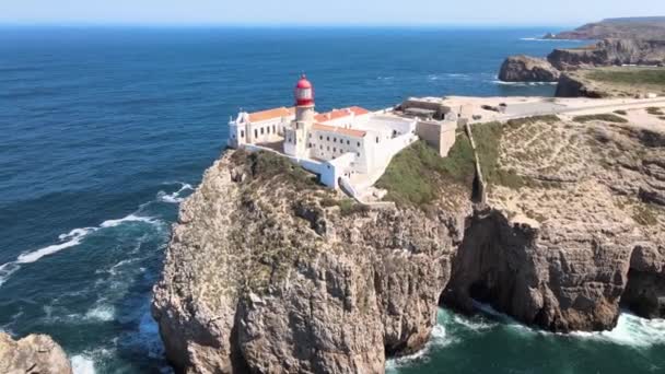 포르투갈 의사 가스 레스에 있는 높은 절벽 위에 있는 아름다운 등 대 — 비디오
