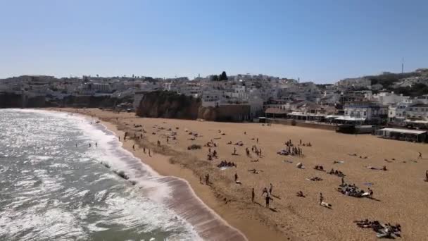 Légi kilátás a strandra, sziklák és fehér építészet Albufeira, Portugália — Stock videók