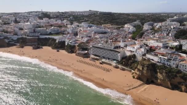 Letecký výhled na pláž, útesy a bílou architekturu Albufeiry, Portugalsko — Stock video