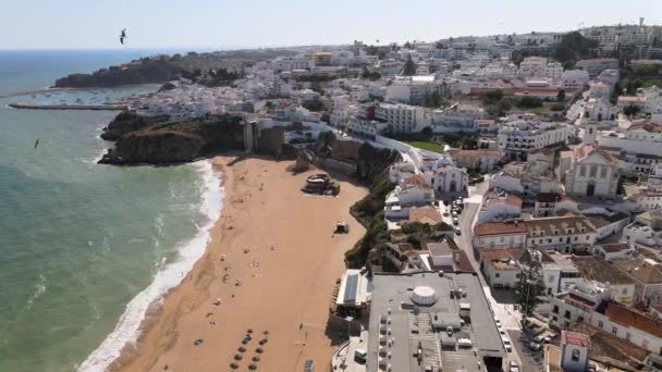 Вид с воздуха на пляж, скалы и белую архитектуру Албуфейры, Португалия — стоковое видео