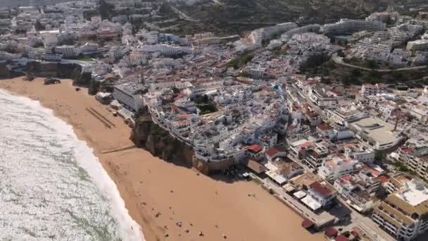 Vue aérienne de la plage, des falaises et de l'architecture blanche d'Albufeira, Portugal — Video