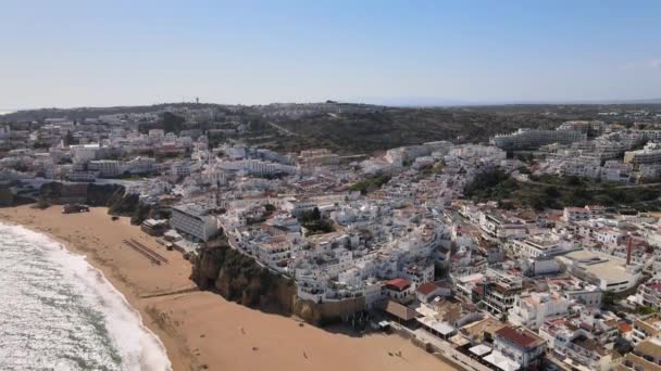 Letecký výhled na pláž, útesy a bílou architekturu Albufeiry, Portugalsko — Stock video