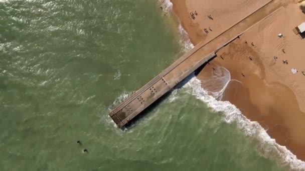 ポルトガルのアルブフェイラにおける桟橋とビーチの空中ビュー — ストック動画