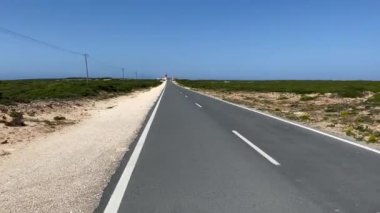Saint Vincent Burnu, Algarve, Portekiz 'deki deniz fenerine giden düz yol.