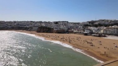 Plajın havadan görünüşü, uçurumlar ve Portekiz 'in beyaz mimarisi.