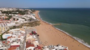 Plajın havadan görünüşü, uçurumlar ve Portekiz 'in beyaz mimarisi.