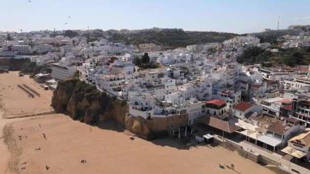 Vista aérea de la playa, acantilados y arquitectura blanca de Albufeira, Portugal — Vídeos de Stock