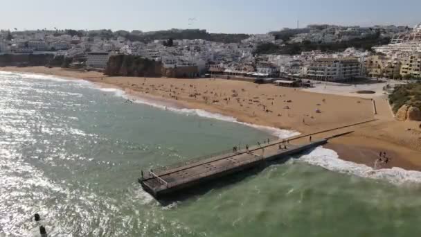 Flygfoto över stranden, klippor och vit arkitektur i Albufeira, Portugal — Stockvideo