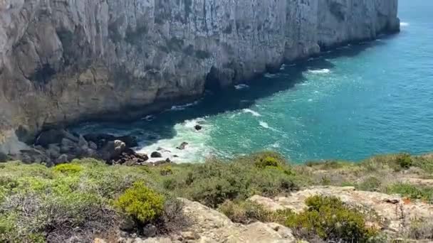 Vackert landskap med bukt och klippor i Saint Vincent Cape, Algarve, Portugal — Stockvideo