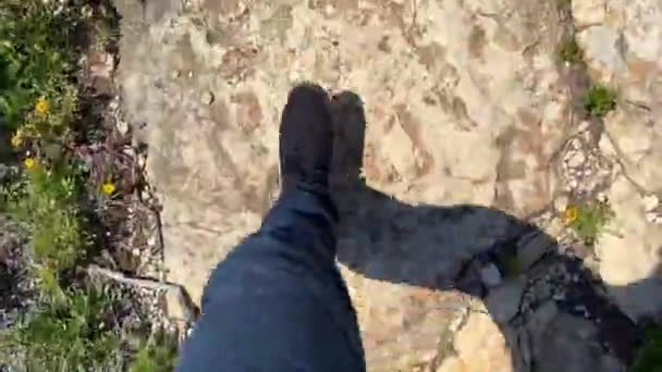 Mann läuft auf Felsen in Richtung Meer an der Algarve, Portugal — Stockvideo