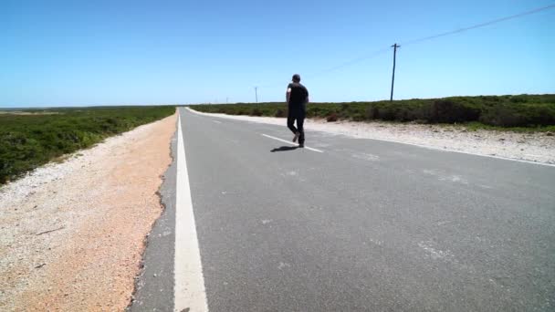 L'homme court dans le désert au ralenti — Video