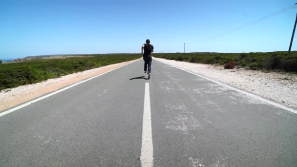 L'homme court dans le désert au ralenti — Video