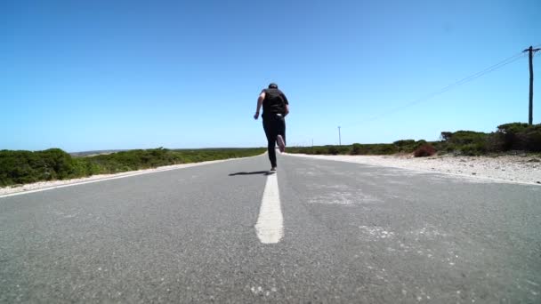 L'homme court dans le désert au ralenti — Video