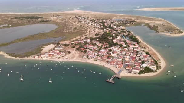 Ria Formosa, Olhao, Algarve,ポルトガルのアーモナ島の空中写真 — ストック動画