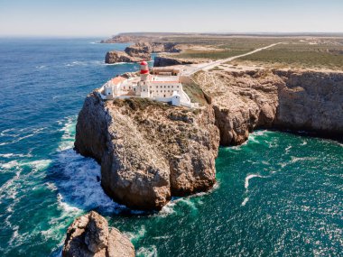 Sagres, Algarve, Portekiz 'deki Saint Vincent Burnu' nun yüksek uçurumlarındaki güzel deniz feneri.