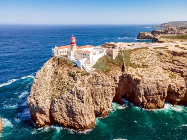 Sagres, Algarve, Portekiz 'deki Saint Vincent Burnu' nun yüksek uçurumlarındaki güzel deniz feneri.