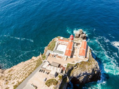 Sagres, Algarve, Portekiz 'deki Saint Vincent Burnu' nun yüksek uçurumlarındaki güzel deniz feneri.
