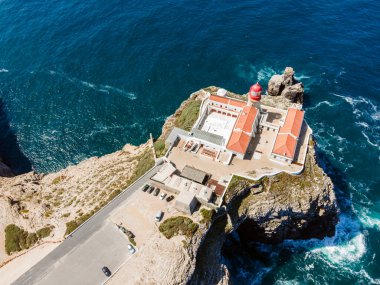 Sagres, Algarve, Portekiz 'deki Saint Vincent Burnu' nun yüksek uçurumlarındaki güzel deniz feneri.