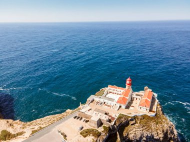 Sagres, Algarve, Portekiz 'deki Saint Vincent Burnu' nun yüksek uçurumlarındaki güzel deniz feneri.