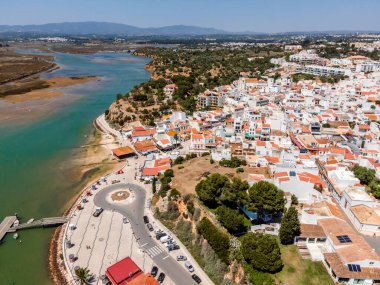 Atlantik Körfezi ve Alvor, Algarve, Portekiz 'in havadan görünüşü