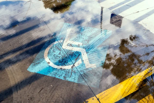 屋外都市駐車場の浸水障害者標識 — ストック写真
