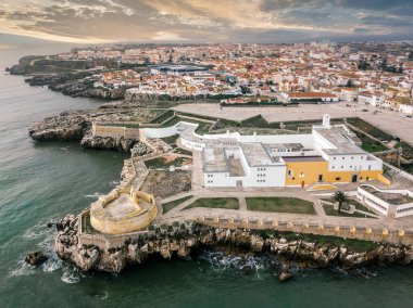 Peniche 'nin kaleli havadan görünüşü. Hepsi Portekiz' deki kayalıklı yarımadada.