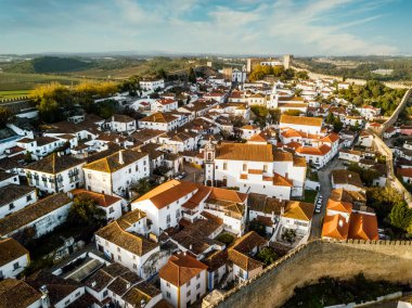 Portekiz 'in Leiria bölgesinde tarihi duvarları ve kalesi olan ölüm ilanlarının hava çekimi.