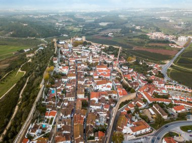 Portekiz 'in Leiria bölgesinde tarihi duvarları ve kalesi olan ölüm ilanlarının hava çekimi.
